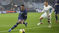 Neymar z PSG stíhá balon v utkání proti Marseille.