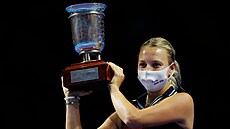 Estonka Anett Kontaveitová pózuje s trofejí pro vít�zku moskevského turnaje.