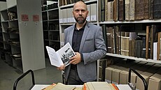 Historik a archivář Branislav Dorko se svojí knihou Okresní vedení NSDAP v...