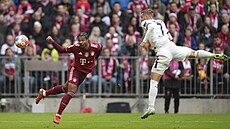 Serge Gnabry z Bayernu Mnichov hlavikuje v utkání s Hoffenheimem.