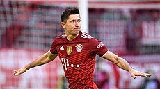 Robert Lewandowski z Bayernu Mnichov oslavuje svj gól do sít Hoffenheimu.