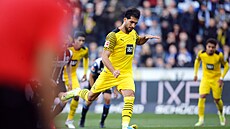 Emre Can z Dortmundu promuje penaltu proti Bielefeldu.