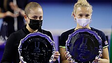 Kateina Siniaková a Lotyka Jelena Ostapenková s trofejemi za vítzství na...