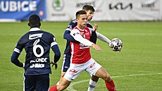 Pardubický David Huf je atakovaný Luká�em Vra�tilem ze Zlína.