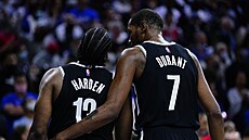 James Harden a Kevin Durant v utkání proti Philadelhii.