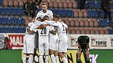 Hrái Slovácka se radují z vítzného gólu v nastaveném ase proti Bohemians.