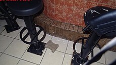 Opilá �ena podle sv�dk� házela dla�ební kostky do okna brn�nského baru. Jedna z...