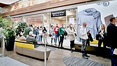 V brnnském nákupním centru Olympia ekají lidé na okování bez registrace i...