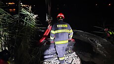 Auto, které sjelo u Slavkova u Brna do rybníka, vytáhli hasii. idice z vody...