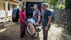 Zakladatel nadačního fondu Tembo Matěj Břeský přivezl do Tanzánie už invalidní...
