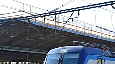 Kvůli poklesu dvou prefabrikovaných dílců vlaky projíždějí Uherskem...