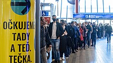 Před očkovacím centrem na Hlavním nádraží v Praze se v pátek začaly tvořit... | na serveru Lidovky.cz | aktuální zprávy
