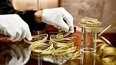 Náramky nalezené na Olomoucku jsou celé z ryzího zlata o váze 630,28 gramů a...