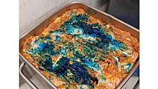 Masný polotovar znehodnocený barvou.