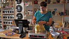Alena Soukalová prodává bez zbytených obal od loského jara ve árské Dolní...