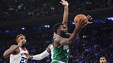 Jaylen Brown z Bostonu zakonuje na ko New Yorku. Sledují ho Mitchell Robinson...