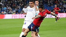 Casemiro (vlevo) z Realu Madrid v souboji s Chimym Avilou z Pamplony.