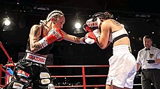 V Hamburku Věra Kubíčková (vlevo) boxovala s juniorskou světovou šampionkou Fai...