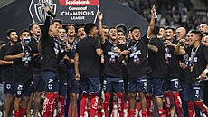 Fotbalisté Monterrey se radují z triumfu v Lize mistr� zóny CONCACAF
