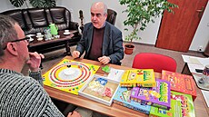 Ladislav Tuna v Dolním áru u Ostrova na Karlovarsku vyrábí deskové hry, které...