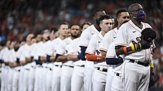 Dusty Baker Jr. (vpravo) a jeho svěřenci z Houston Astros během americké hymny