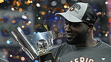 Yordan Alvarez z Houston Astros s trofejí pro vítze American League