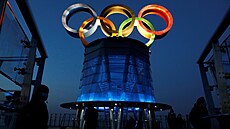 Olympijská věž v Pekingu září jako připomínka blížících se zimních her.