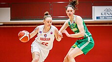 Natalie Kucowská (vpravo) z KP Brno brání Solrun Gisladóttir z Haukaru.