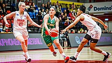 Rebecca Aklová (uprost�ed) z KP Brno se tla�í ke ko�i Haukaru mezi Elisabeth...