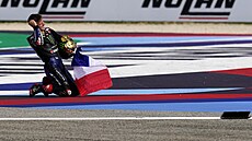 Francouský jezdec Fabio Quartararo slaví titul v MotoGP.