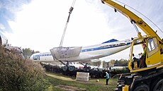 Sthování dopravního letounu Tupolev TU 134 v leteckém muzeu u Zrue na...