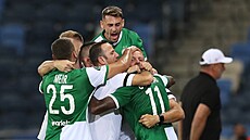 Fotbalisté Maccabi Haifa se radují z gólu do slávistické sít.