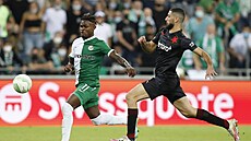 Godsway Donyoh v barvách Maccabi Haifa utíká Aihamovi Ousou ze Slavie.