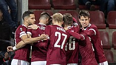 Fotbalisté Sparty se b�hem utkání s Lyonem radují z gólu, který vst�elil Luká�...