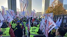 Protest odborářů z polské organizace Solidarność před sídlem Soudního dvora EU...
