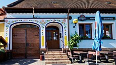 Vstup do hostince i vrata do dvora jsou z ulice nep�ehlédnutelné.