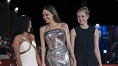Angelina Jolie a její dcery Zahara a Shiloh (ím, 24. íjna 2021)