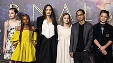 Angelina Jolie a její dti Shiloh, Zahara, Vivienne, Maddox a Knox (Londýn, 27....