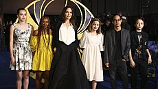 Angelina Jolie a její dti Shiloh, Zahara, Vivienne, Maddox a Knox (Londýn, 27....