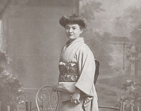 Barbora Eliáová v Tokiu v roce 1918. Sama pejala japonské zvyky, nosila...