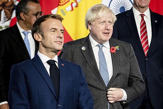 Francouzský prezident Emmanuel Macron (vlevo) a britský premiér Boris Johnson...