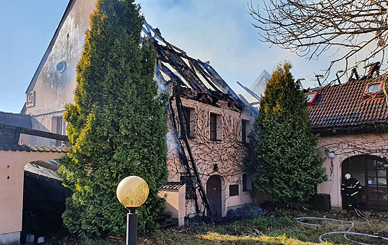 Osm jednotek hasičů bojovalo s požárem budovy v Ratiboři na Jindřichohradecku....