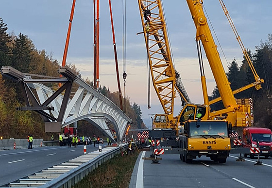 Práce na usazení nového mostu na dálnici D1. (31. íjna 2021)