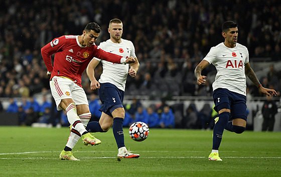 Útoník Cristiano Ronaldo z Manchesteru United stílí gól Tottenhamu.