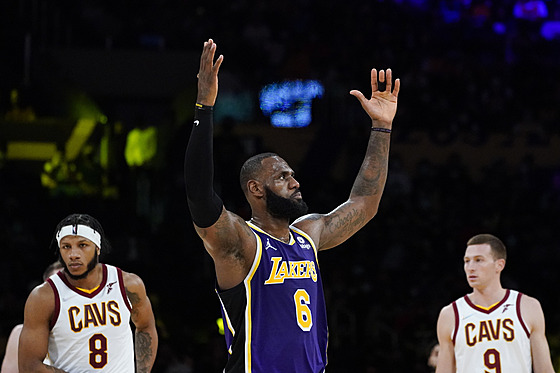 LeBron James z Los Angeles Lakers zdraví fanouky v utkání proti Clevelandu.