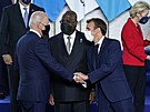 Francouzský prezident Emmanuel Macron (vpravo) a americký prezident Joe Biden...