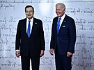 Italský premiér Mario Draghi (vlevo) pivítal na summitu G20 také amerického...