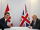Kanadský premiér Justin Trudeau (vlevo) se bhem summitu G20 seel s britským...