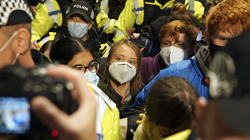 Do Glasgow pijela také védská klimatická aktivistka Greta Thunbergová. (30....