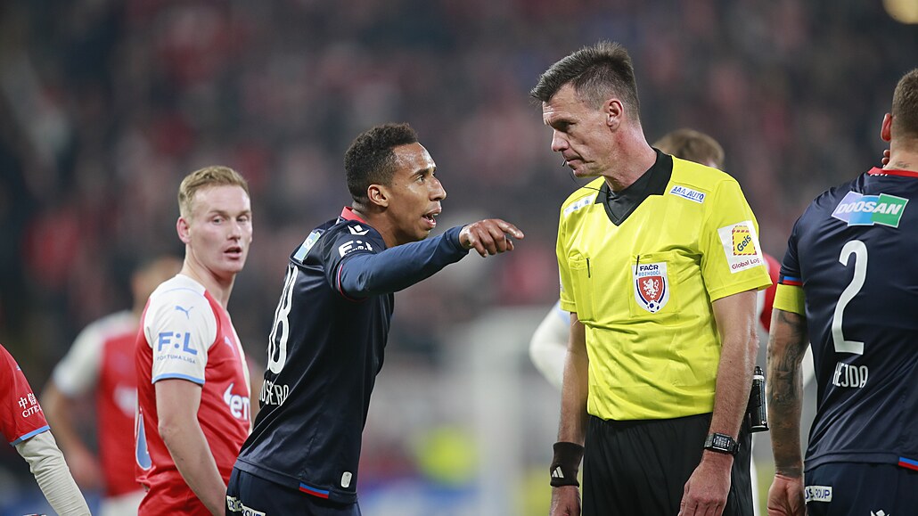 Nespokojený Jhon Mosquera (vlevo) z Plzn� v rozprav� s rozhod�ím